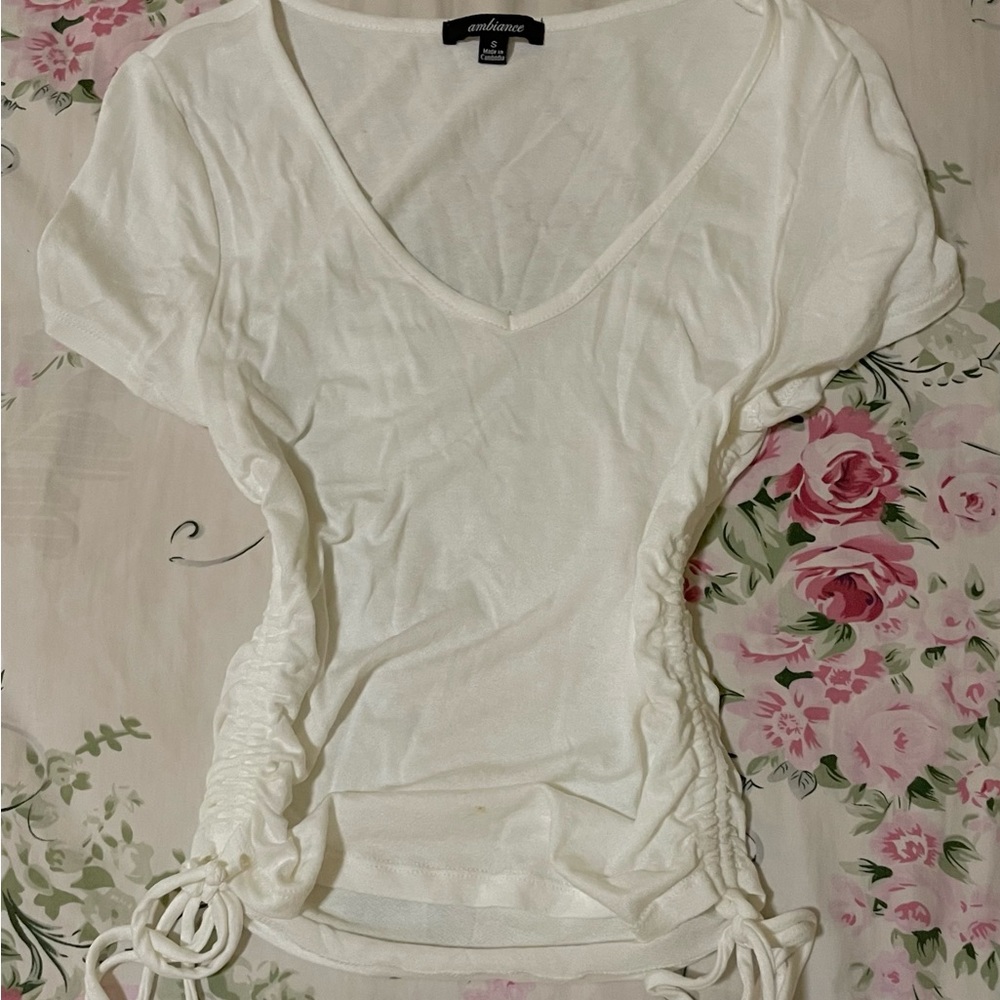 I am selling this white cute top 🌸